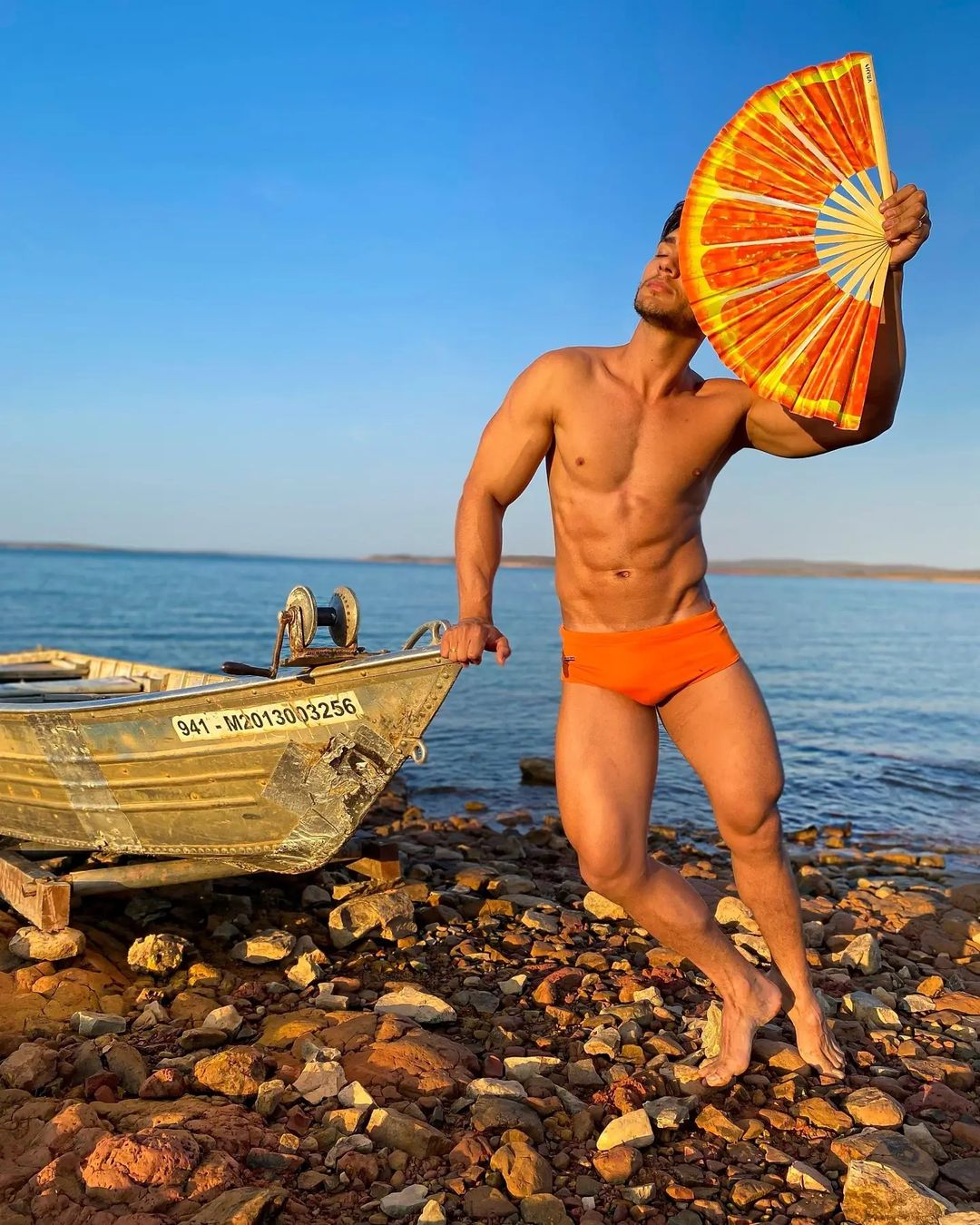 Cliente com seu leque para danças espanholas "Tangerina"